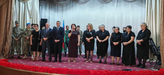 Yevlaxda 27 Sentyabr-Anım Gününə həsr olunmuş “Zəfərə gedən yolun qəhrəmanları” adlı ədəbi-bədii kompozisiya nümayiş etdirilib
