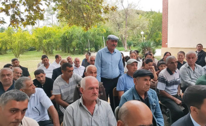 Yevlax Şəhər İcra Hakimiyyətinin Başçısı növbəti səyyar qəbulunu rayonun Yuxarı Bucaq kəndində keçirib