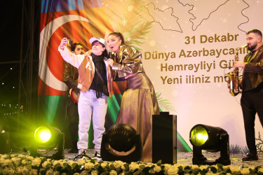 Yevlaxda 31 Dekabr Dünya Azərbaycanlılarının Həmrəyliyi Günü və Yeni İl münasibətilə möhtəşəm konsert proqramı təşkil olunub