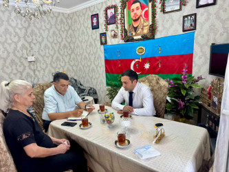 Yevlax Şəhər İcra Hakimiyyəti Başçısı Aparatının məsul əməkdaşları 27 Sentyabr-Anım Günü münasibətilə şəhid ailələrini ziyarət edib