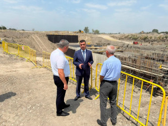 İcra Hakimiyyətinin Başçısı Şirvan Suvarma Kanalının rayon ərazisindən keçən hissəsində aparılan işlərlə tanış olub