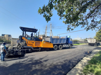 Yevlaxda növbəti küçəyə asfalt örtüyü salındı