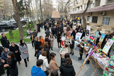 “Heydər Əliyev ili” çərçivəsində Yevlax Şəhərinin Heydər Əliyev prospektində yerləşən, Yeni il ərəfəsində əsaslı təmirdən sonra əhalinin istifadəsinə verilmiş parkda məktəblilər və  mədəniyyət işçiləri  əl işlərini və bacarıqlarını nümayiş etdirmişlər.