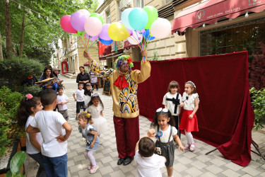 Yevlaxda 1 İyun - Uşaqların Beynəlxalq Müdafiəsi Günü münasibətilə şəhid ailələrinin, müharibə əlillərinin övladları üçün bayram tədbiri keçirilmişdir