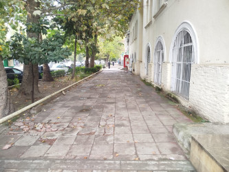 Şəhərin Nizami prospektində piyada səkiləri yenidən qurulur