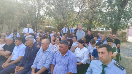 Yevlax Şəhər İcra Hakimiyyətinin Başçısı Rüstəmli kəndində səyyar vətəndaş qəbulu keçirib