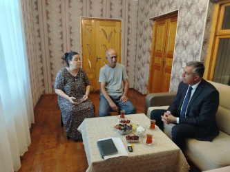 Yevlax Şəhər İcra Hakimiyyəti Başçısı Aparatının məsul əməkdaşları 27 Sentyabr-Anım Günü münasibətilə şəhid ailələrini ziyarət edib