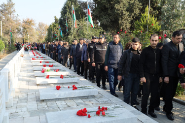 Yevlaxda Şanlı Zəfərin beşinci ildönümü ilə əlaqədar Şəhidlər Xiyabanı ziyarət olunmuşdur