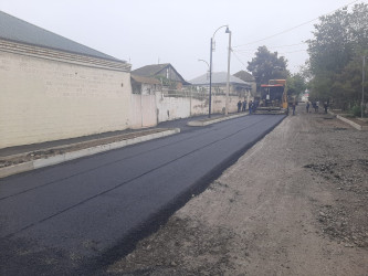 Yevlax şəhərinin Zərdabi küçəsinə yeni asfalt örtüyü vurulub