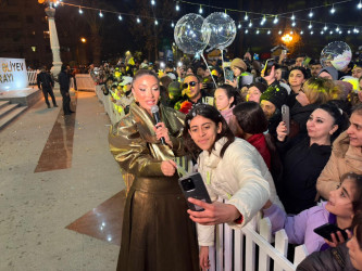 Yevlaxda 31 Dekabr Dünya Azərbaycanlılarının Həmrəyliyi Günü və Yeni İl münasibətilə möhtəşəm konsert proqramı təşkil olunub
