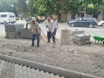 Yevlax Şəhər İcra Hakimiyyəti tərəfindən Nizami prospekti boyunca əsaslı təmir-tikinti işləri davam etdirilir