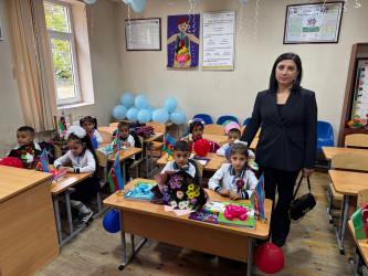 Yevlax Şəhər İcra Hakimiyyətinin məsul şəxsləri Şəhid övladlarını ilk dərsə aparmışlar