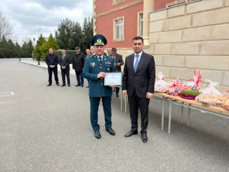 Yevlax Şəhər İcra Hakimiyyətinin Başçısı Novruz bayramı münasibətilə Dövlət Sərhəd Xidmətinin Yevlax rayonu ərazisində yerləşən “N” saylı hərbi hissəsində xidmət edən hərbçilərlə görüşüb