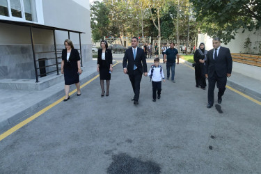 Yevlax Şəhər İcra Hakimiyyətinin Başçısı şəhid övladını ilk dərsə aparıb