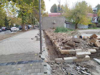 Şəhərin Nizami prospektində piyada səkiləri yenidən qurulur