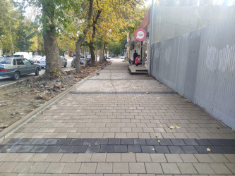 Şəhərin Nizami prospektində piyada səkiləri yenidən qurulur
