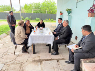 Yevlax Şəhər İcra Hakimiyyətinin Başçısı Şəhid Qara Əliyevin anasını yaşadığı evdə ziyarət edib