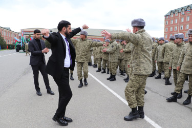 Yevlax Şəhər İcra Hakimiyyətinin Başçısı Novruz bayramı münasibətilə Dövlət Sərhəd Xidmətinin Yevlax rayonu ərazisində yerləşən “N” saylı hərbi hissəsində xidmət edən hərbçilərlə görüşüb