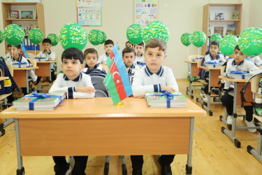Yevlax Şəhər İcra Hakimiyyətinin Başçısı şəhid övladını ilk dərsə aparıb