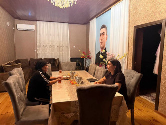 Yevlax Şəhər İcra Hakimiyyəti Başçısı Aparatının məsul əməkdaşları 27 Sentyabr-Anım Günü münasibətilə şəhid ailələrini ziyarət edib