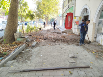 Şəhərin Nizami prospektində piyada səkiləri yenidən qurulur