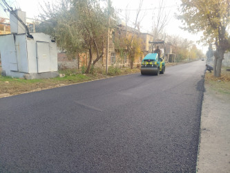 Şəhid Yusif Yusifbəyli küçəsində yeni asfalt örtüyünün vurulması işləri həyata keçirilir