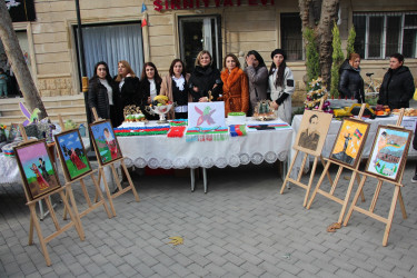 “Heydər Əliyev ili” çərçivəsində Yevlax Şəhərinin Heydər Əliyev prospektində yerləşən, Yeni il ərəfəsində əsaslı təmirdən sonra əhalinin istifadəsinə verilmiş parkda məktəblilər və  mədəniyyət işçiləri  əl işlərini və bacarıqlarını nümayiş etdirmişlər.