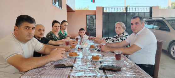 Yevlax Şəhər İcra Hakimiyyəti Başçısı Aparatının məsul şəxsləri Şəhid övladlarını birinci sinfə getməsi münasibətilə evlərində ziyarət ediblər