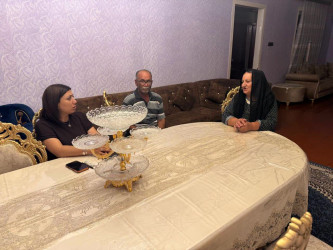Yevlax Şəhər İcra Hakimiyyəti Başçısı Aparatının məsul əməkdaşları 27 Sentyabr-Anım Günü münasibətilə şəhid ailələrini ziyarət edib