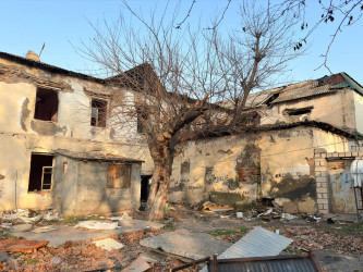 Şəhərin Pişəvəri küçəsində XX əsrin əvvəllərində tikilmiş, qəzalı vəziyyətdə olan binalar sökülməyə başlamışdır.