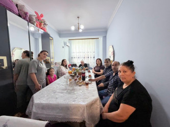 Yevlax Şəhər İcra Hakimiyyəti Başçısı Aparatının məsul şəxsləri Şəhid övladlarını birinci sinfə getməsi münasibətilə evlərində ziyarət ediblər