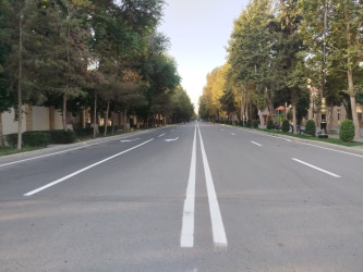 Şəhərin Heydər Əliyev prospektində sakinlərin, nəqliyyat vasitələrinin rahat və təhlükəsiz hərəkətinin tənzimlənməsi məqsədilə üfüqi nişanlanma xətlərinin yenidən rənglənməsi işləri həyata keçirilmişdir.