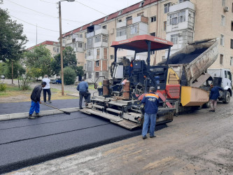 Yevlax şəhərinin Zərdabi küçəsinə yeni asfalt örtüyü vurulub