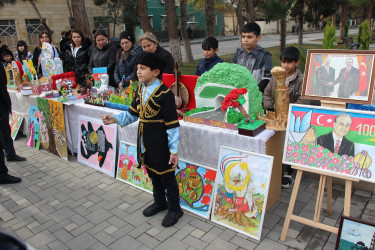 “Heydər Əliyev ili” çərçivəsində Yevlax Şəhərinin Heydər Əliyev prospektində yerləşən, Yeni il ərəfəsində əsaslı təmirdən sonra əhalinin istifadəsinə verilmiş parkda məktəblilər və  mədəniyyət işçiləri  əl işlərini və bacarıqlarını nümayiş etdirmişlər.