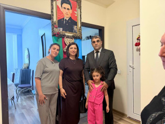 Yevlax Şəhər İcra Hakimiyyəti Başçısı Aparatının məsul şəxsləri Şəhid övladlarını birinci sinfə getməsi münasibətilə evlərində ziyarət ediblər