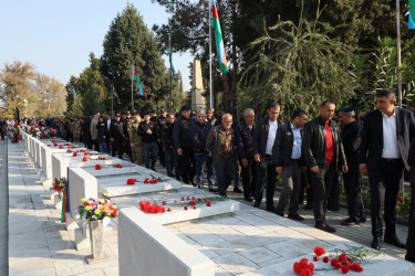 Yevlaxda Şanlı Zəfərin beşinci ildönümü ilə əlaqədar Şəhidlər Xiyabanı ziyarət olunmuşdur