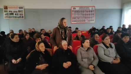 Yevlax Şəhər İcra Hakimiyyətinin Başçısı Anar Tağıyev vətəndaşların mövcud problemlərini yerindəcə öyrənilməsi və həlli istiqamətdə müvafiq tədbirlərin görülməsi məqsədilə rayonun Varvara kəndində vətəndaşlarla növbəti səyyar qəbul keçirmişdir.